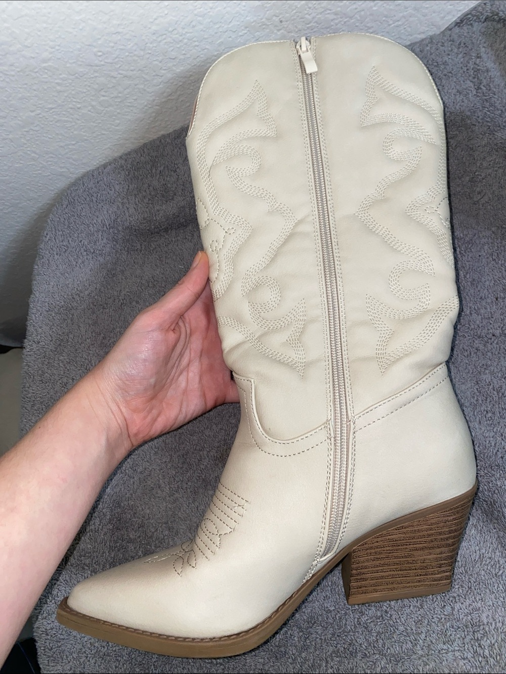 🎈Adorable Cream Cowboy boots! - Picture 3 of 10